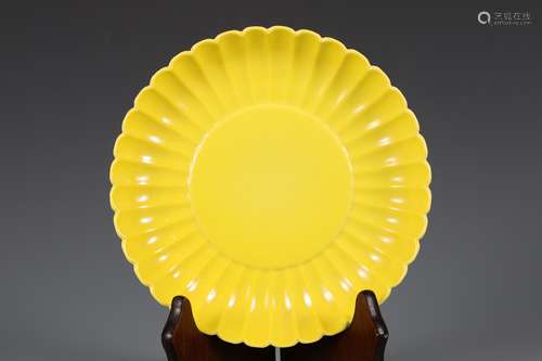 Yellow glazed chrysanthemum petal plate in Qing Dynasty