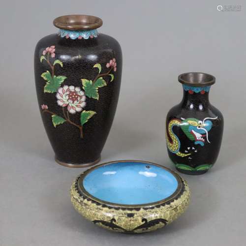 Deux vases cloisonnés et une petite coupe - vases de forme b...