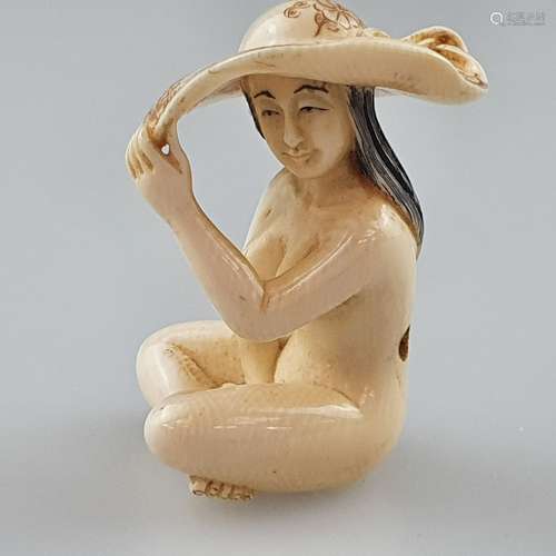 Netsuke - ivoire, partiellement teinté noir et brun, Japon, ...