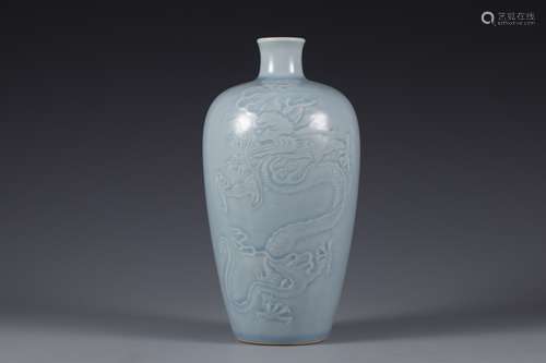 Blue glazed plum vase with dragon pattern in Qing Dynasty