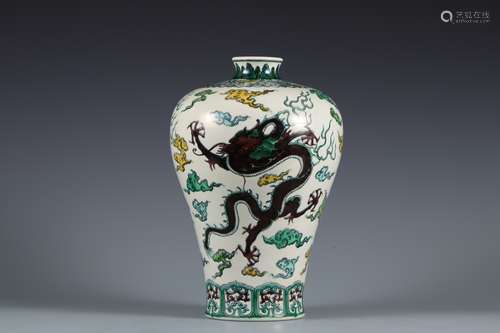 Dragon pattern plum vase with doucai in Qing Dynasty