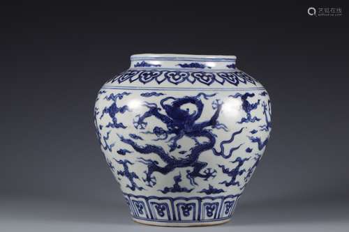 Blue and white dragon pattern pot of Ming Dynasty