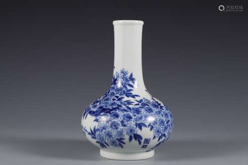 Qing Dynasty blue and white flower and bird vase