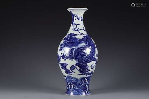 Qing Dynasty blue and white dragon pattern Guanyin bottle