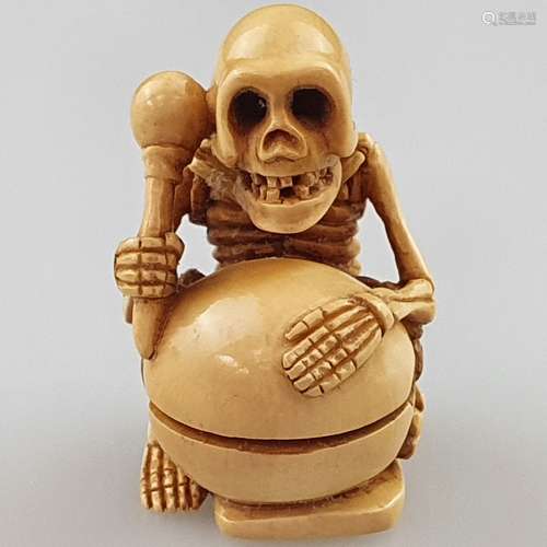 Netsuke - ivoire avec patine foncée, Japon, période Meiji/Ta...