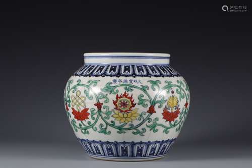 Colorful flower pattern covered pot of Ming Dynasty