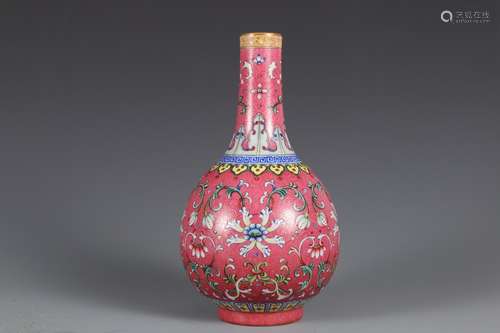 Enamel flower pattern gall vase in Qing Dynasty