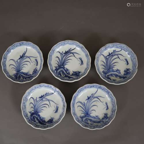 Cinq petits bols - Japon, porcelaine, de forme ronde avec bo...