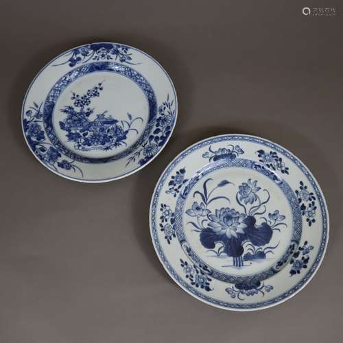 Deux assiettes à fleurs - Chine, porcelaine, forme ronde, pe...