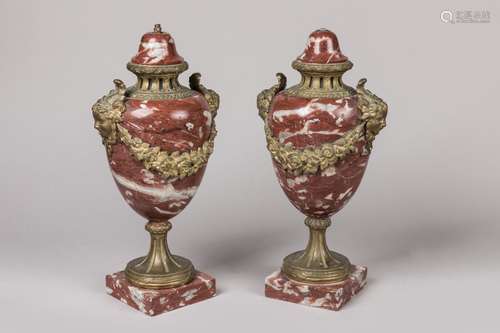 Paire de VASES balustres en marbre brèche rouge et bronze do...