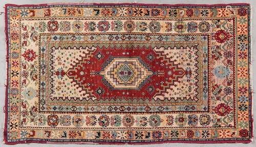 Maroc. TAPIS, chaîne et velours laine. 237 x 134 cm. Acciden...