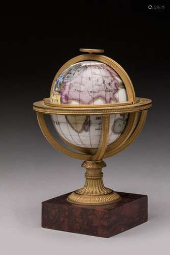 Petit GLOBE en porcelaine, monture en bronze doré sur socle ...