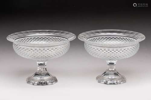 BACCARAT (?). Paire de coupes en cristal de forme balustre à...