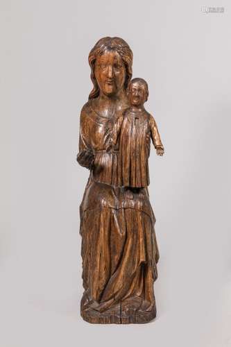 Vierge à l'Enfant en chêne sculpté, dos creusé. Assise sur u...