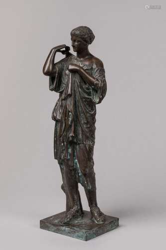 SCULPTURE en bronze à décor d'une femme nouant sa robe, d'ap...