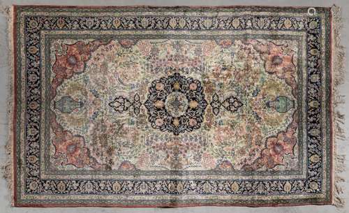 Probablement Tabriz. TAPIS, velours et chaîne soie. Epoque m...