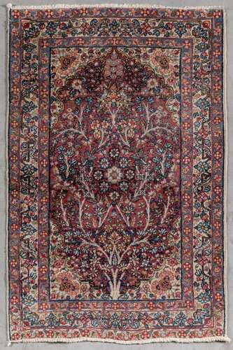 Perse, Kirman. TAPIS à décor d'un arbre de vie, chaîne et tr...