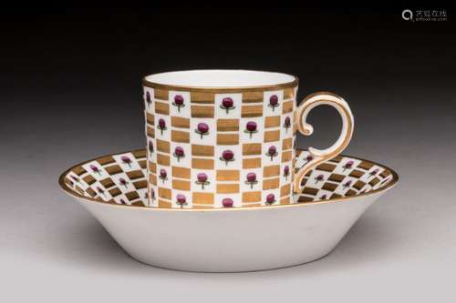 TASSE litron en porcelaine à décor de damier alternant sur f...