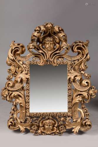 MIROIR en bois sculpté et doré à décor de volutes, acanthes ...