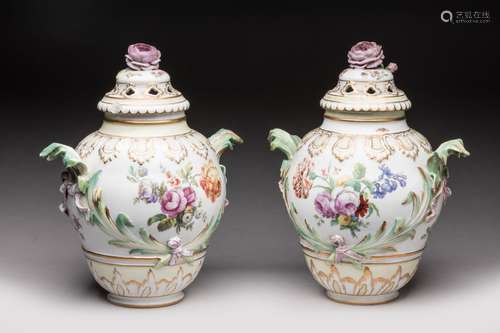 Paire de VASES couverts en pots-pourris en porcelaine de for...