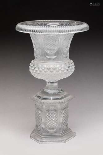 Grand VASE de forme Médicis, posant sur plinthe en cristal t...