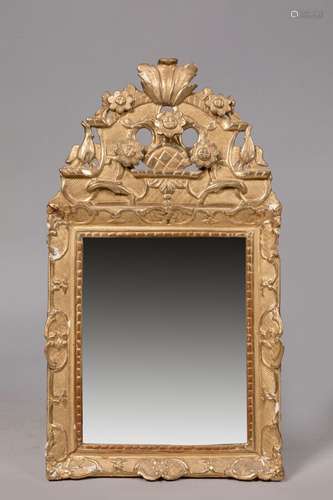 Petit MIROIR en bois sculpté et doré à fronton ajouré de lam...