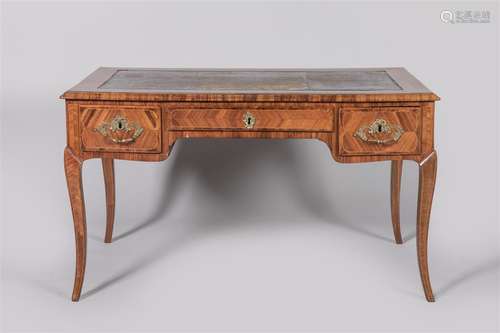 Petit BUREAU plat en placage de bois de rose et palissandre,...