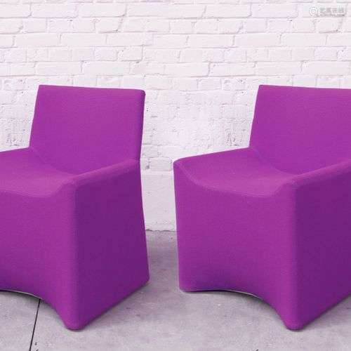 Fauteuils Paire de fauteuils recouvert d'un tissu violet, mo...