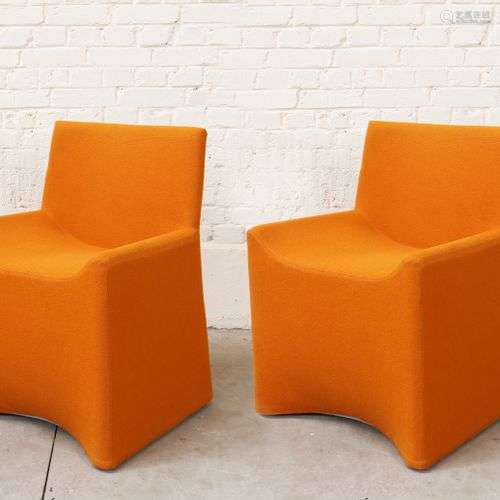 Fauteuils Paire de fauteuils recouvert d'un tissu orange, mo...