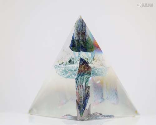 Pyramide Sculpture en verre et incrustations graphiques d'ém...