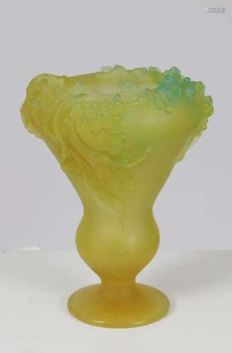 Coupe Daum En pâte de verre de couleur vert-jaune. Décor flo...