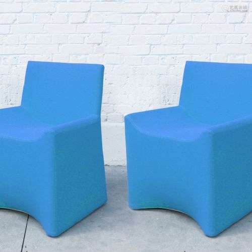 Fauteuils Paire de fauteuils recouvert d'un tissu turquoise,...