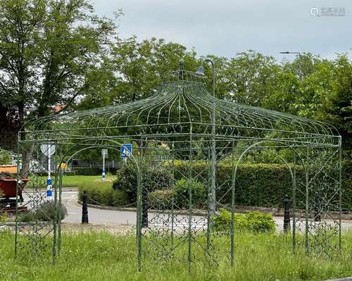 Gloriette de jardin En fer forgé galbé et patiné. Epoque XXè...