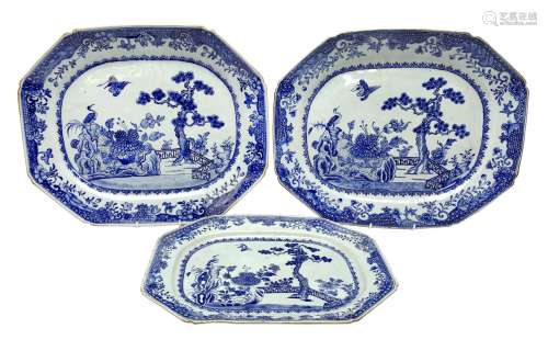 Three late 18th/early 19th century Chinese export blue and w...