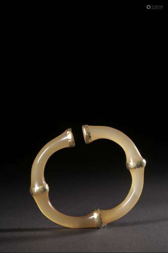 CARVED AGATE BAMBOO-FORM BANGLE