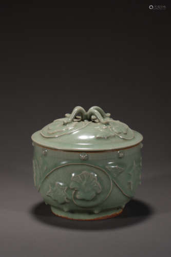 LONGQUAN WARE APPLIQUE-DECORATED JAR AND COVER