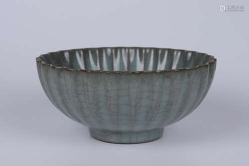 GUAN TYPE LOBED BOWL