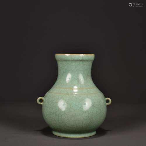 SKY-BLUE GLAZE CRACKLE DOUBLE-HOOKED VASE