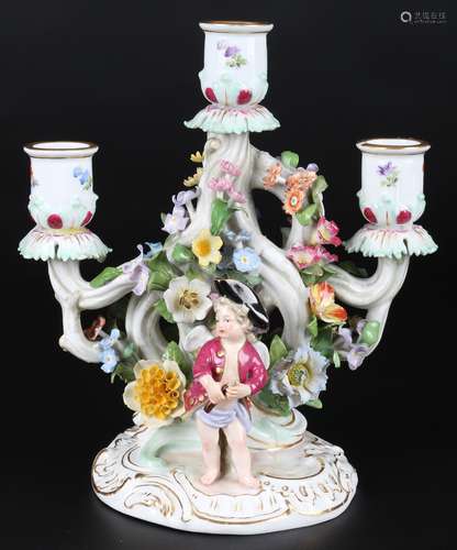 Meissen Leuchter mit zwei verkleideten Amoretten, figural ca...