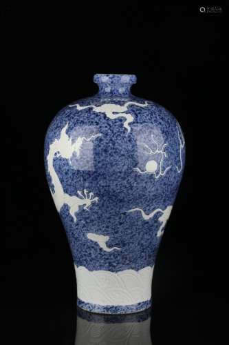 Snow blue and white cloud dragon pattern plum bottle