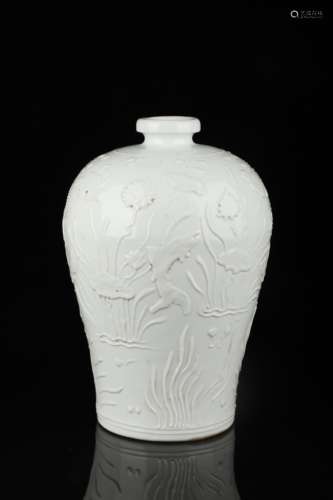 White glaze embossed seaweed fish pattern plum vase