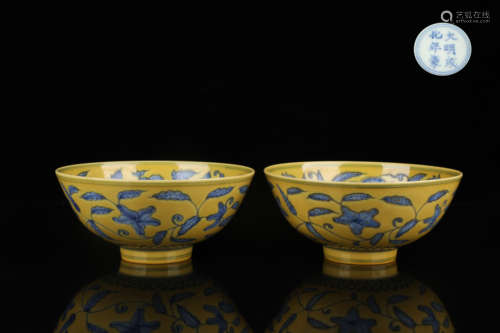 A pair of blue and white yellow glaze blue and white bowls