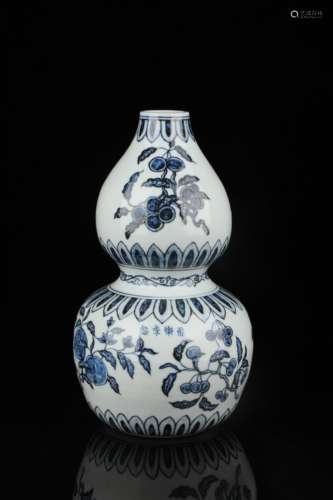 Blue and white three-fruit gourd bottle