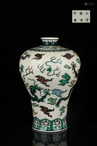 Plum bottle with plain tricolor cloud dragon pattern