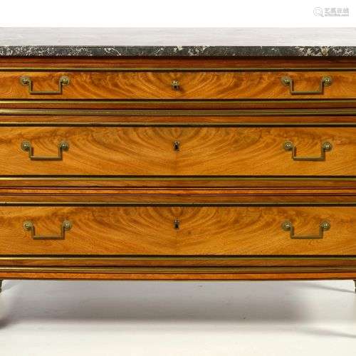 Commode Louis XVI en placage d'acajou ouvrant par trois tiro...