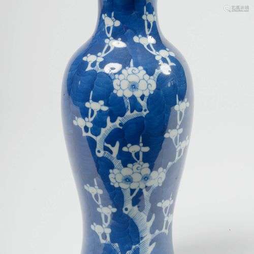 Petit vase en porcelaine bleue et blanche de Chine à décor d...