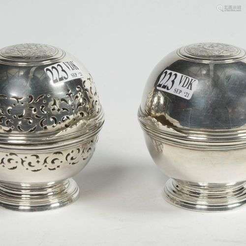 Lot de deux boules à savon et à éponge en argent armorié d'u...