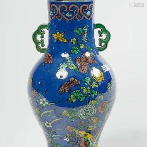 Vase pansu à deux anses en porcelaine polychrome de Chine à ...