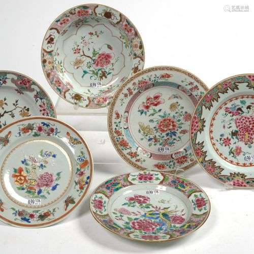 Lot de 6 assiettes dont une creuse en porcelaine polychrome ...