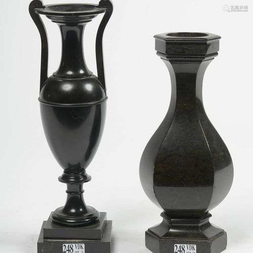 Lot de deux vases comprenant: un balustre en serpentine noir...